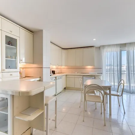 Centre 3 Bed Apt - Beachfront - Sea Views Appartement