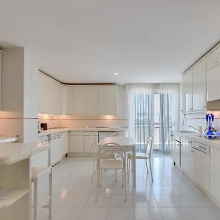Appartement Centre 3 Bed Apt - Beachfront - Sea Views *